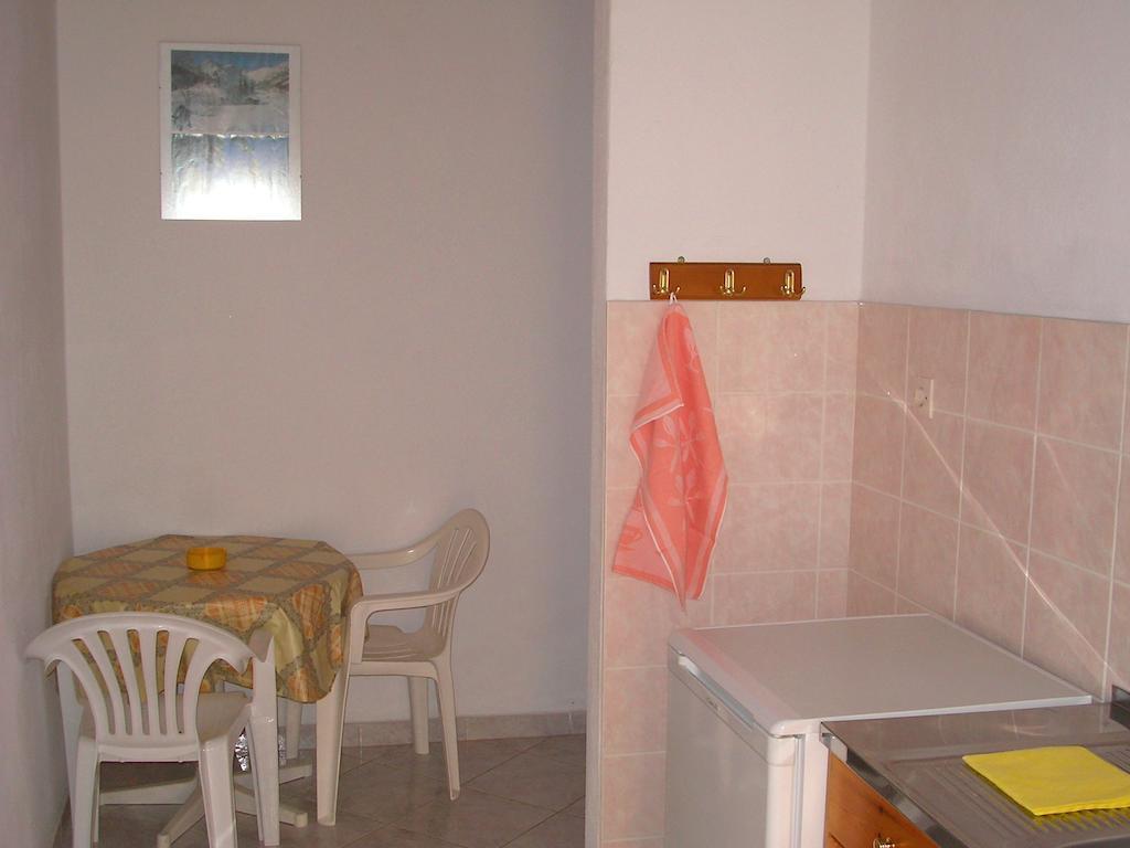 Apartments Ziogas Paralía Skotínis Rum bild